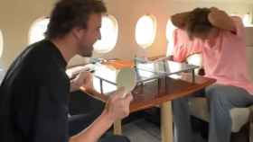 Fernando Alonso y Russell juegan al ping pong dentro de un avión.