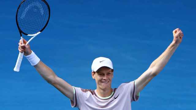 Jannik Sinner celebra su victoria frente a Novak Djokovic en el Open de Australia.