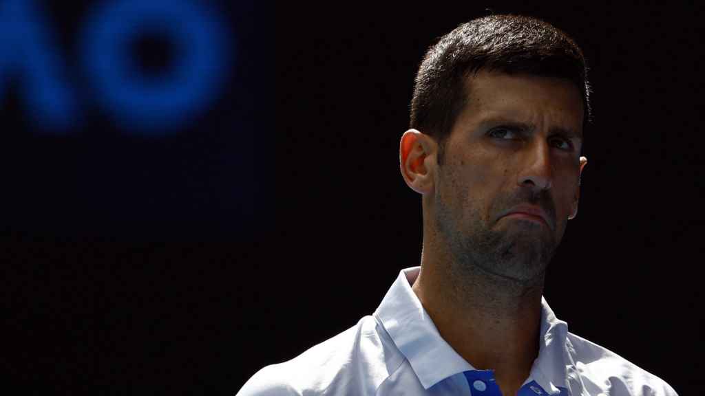 Djokovic, con rostro serio durante las semifinales del Open de Australia.