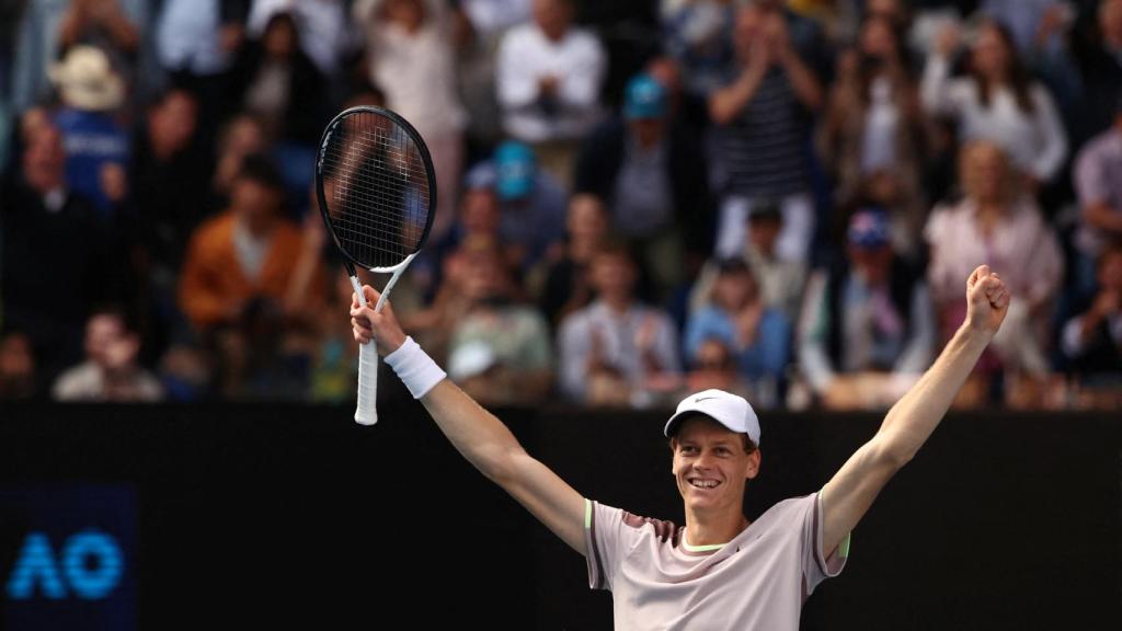 Jannik Sinner celebra su victoria ante Djokovic.