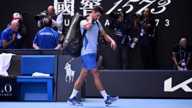 Novak Djokovic abandona la pista del Open de Australia tras su derrota en semifinales ante Sinner