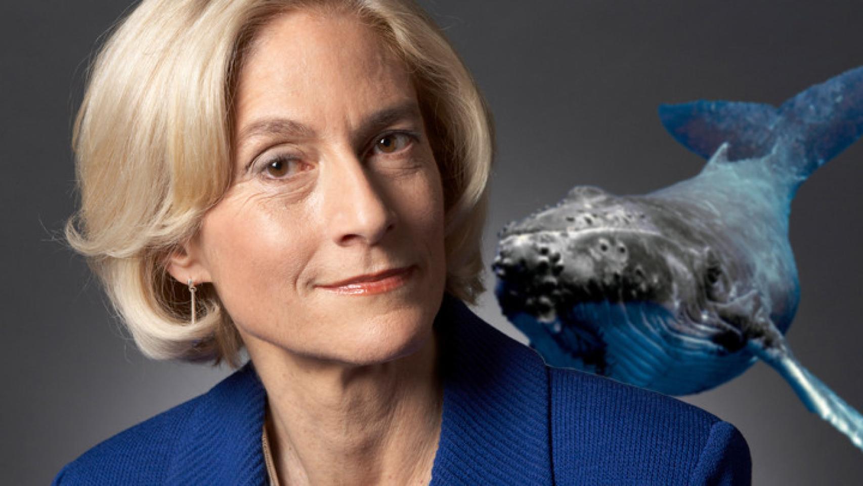 La filósofa Martha Nussbaum. Foto: Robin Holland. Al fondo, imagen de una ballena azul que aparece en la portada de 'Justicia para los animales'.