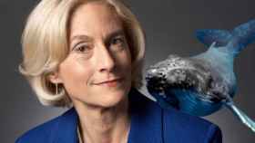 La filósofa Martha Nussbaum. Foto: Robin Holland. Al fondo, imagen de una ballena azul que aparece en la portada de 'Justicia para los animales'.