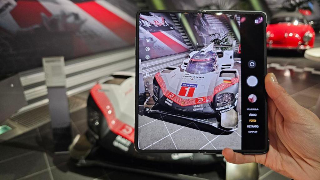 Honor Magic V2 con el Porsche 919 Hybrid