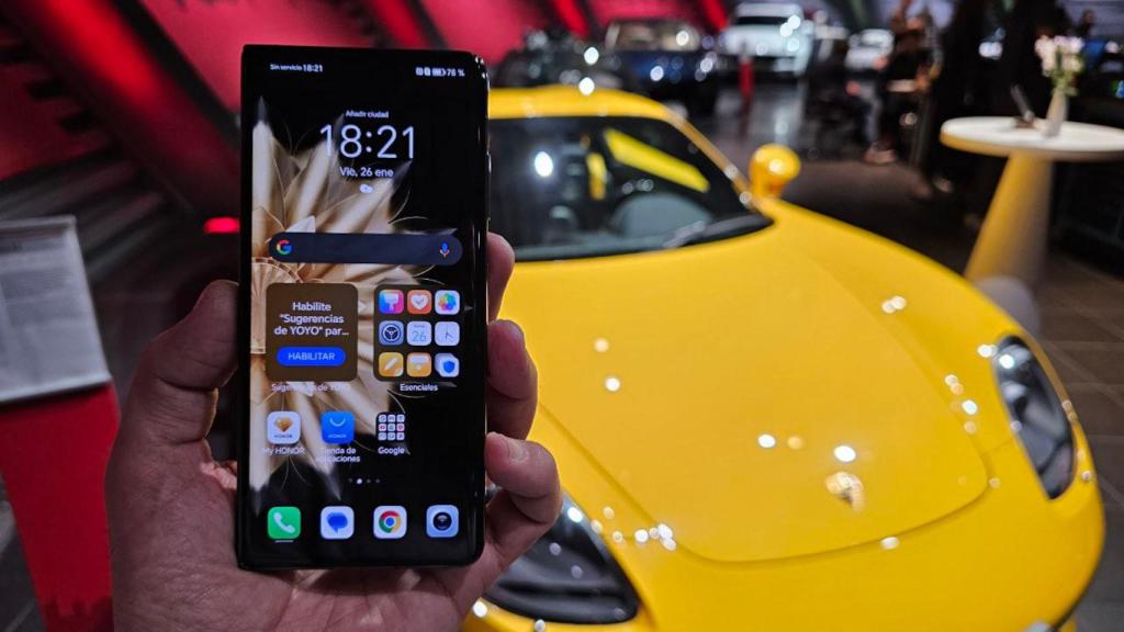 Honor Magic V2 con el Porsche Carrera GT