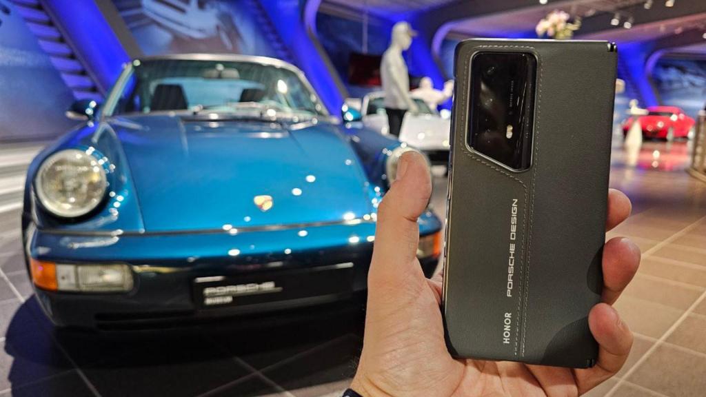 Honor Magic V2 con el Porsche 911 964