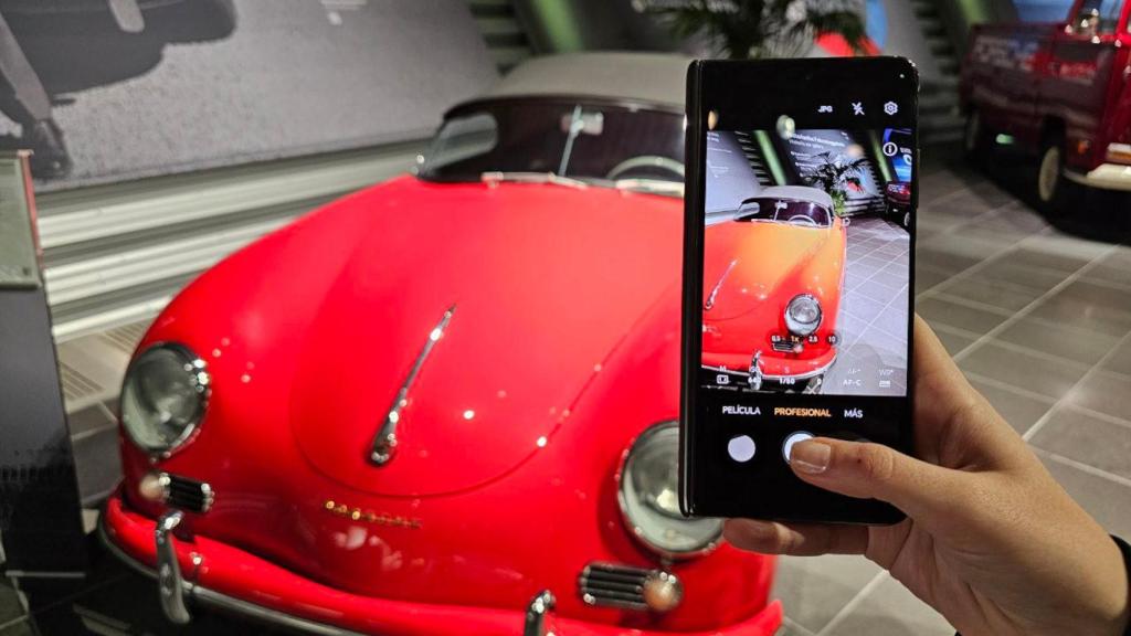 Honor Magic V2 con el Porsche 356