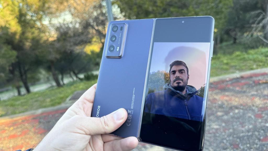HONOR Magic V2
