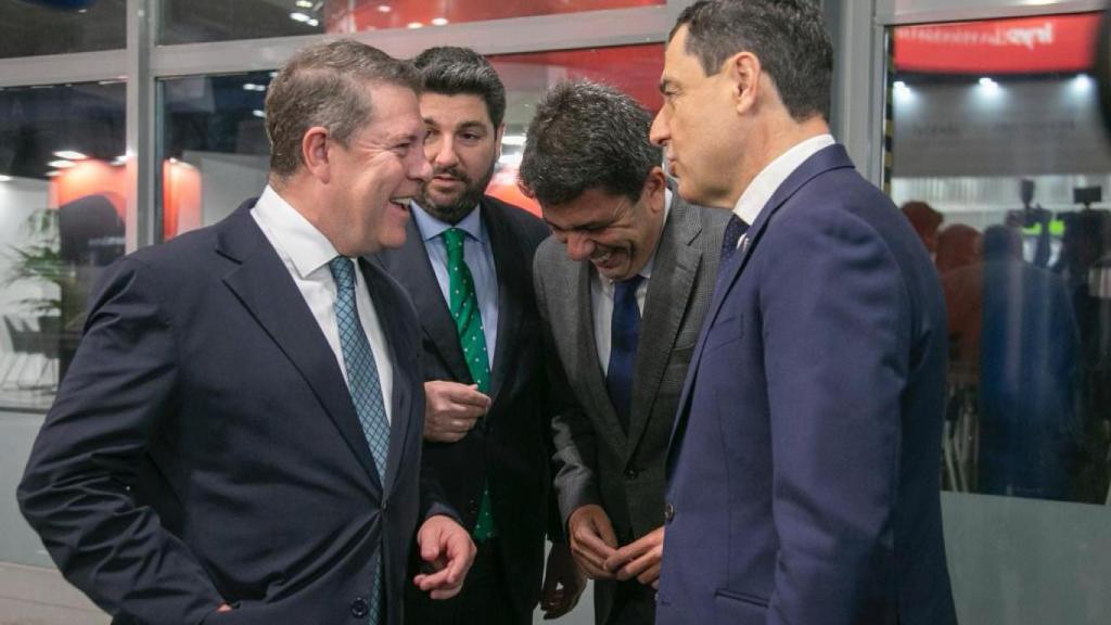 Imagen del encuentro informal de Page con los presidentes del PP en Fitur.