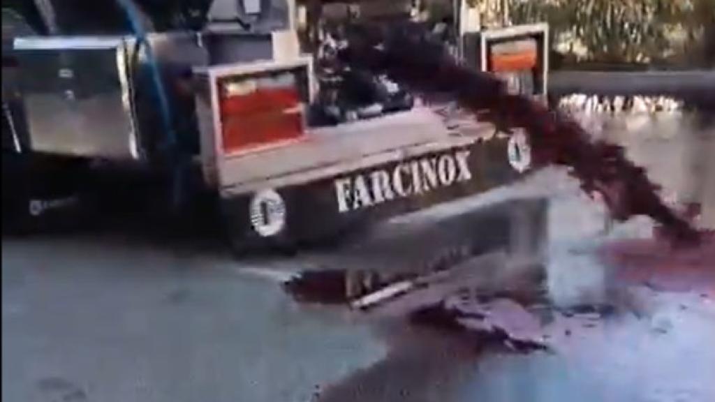 Camión vaciando su vino en Francia. Foto: Fenadismer.