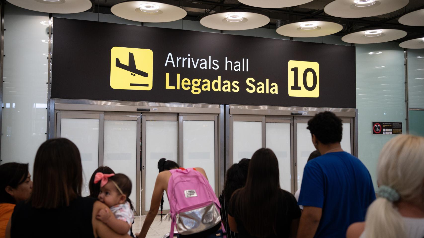 Puerta de llegadas en el aeropuerto Adolfo Suárez-Madrid Barajas.