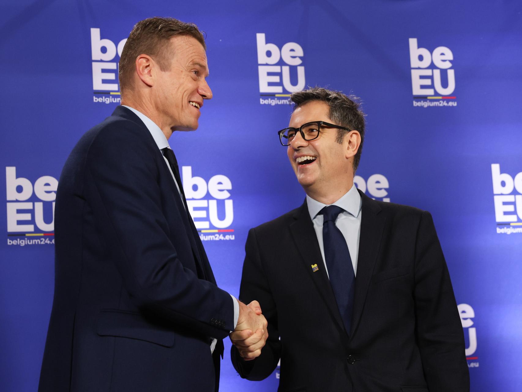 Félix Bolaños, ministro de Presidencia y Justicia, junto al titular belga de Justicia, Paul van Tigchelt, este viernes en Bruselas.