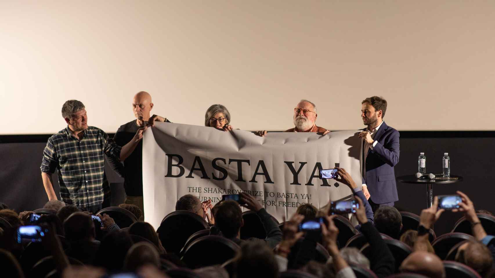 Fernando Savater y Maite Pagaza posan junto a los realizadores del documental tras una pancarta de Basta ya.