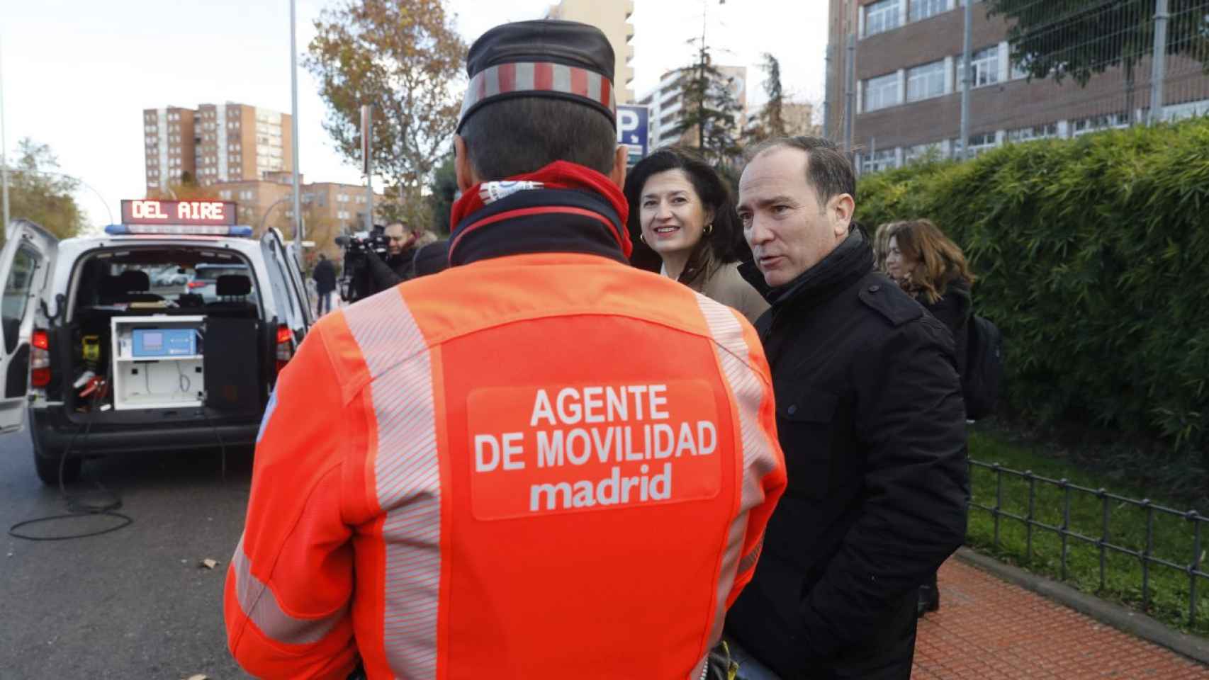 Agente de Movilidad de Madrid junto con Borja Carabante.