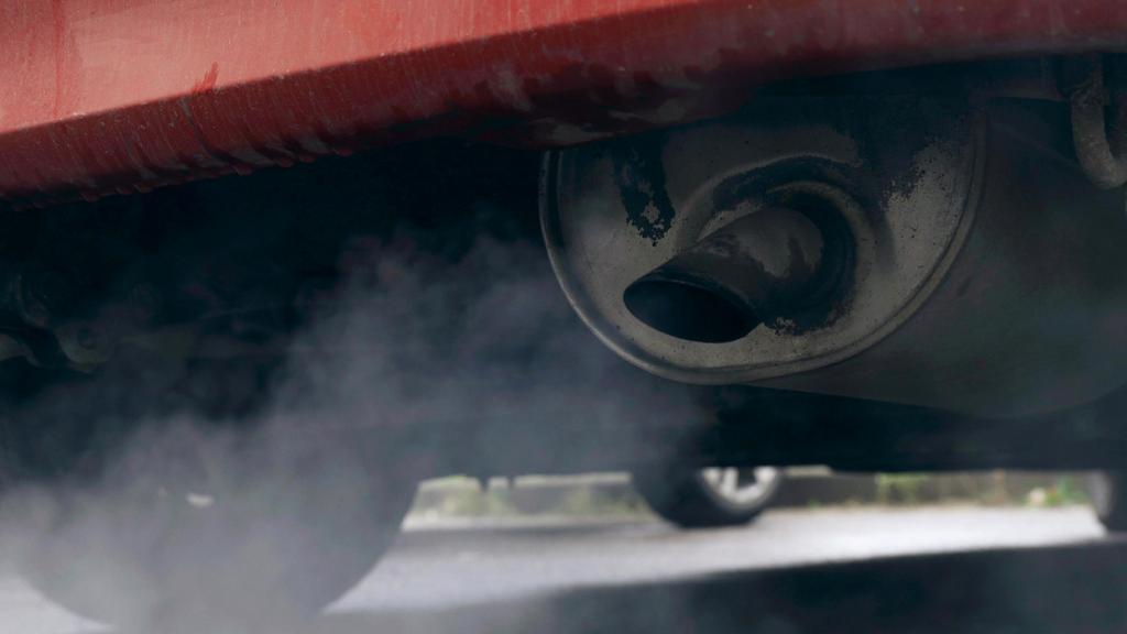Coche que expulsa gases contaminantes.