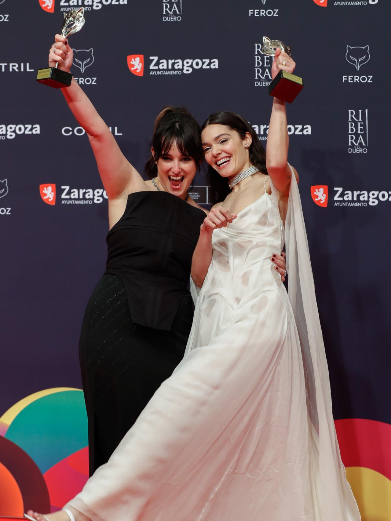 Ana Rujas y Claudia Costafreda con el Premio Feroz.