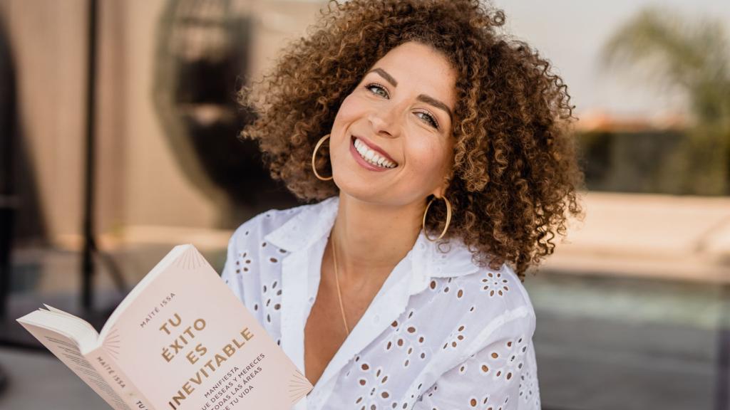 La escritora y 'coach' posa con su libro.