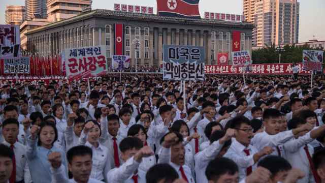 Estudiantes marchan durante una concentración masiva en la plaza Kim Il-Sung de Pyongyang el 23 de septiembre de 2017.