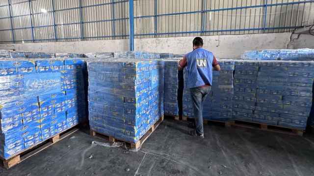 Un trabajador de la UNRWA trabaja en el almacén de Deir Al-Balah, Gaza, en noviembre de 2023.