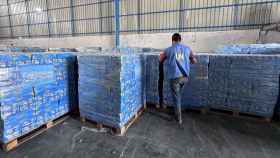 Un trabajador de la UNRWA trabaja en el almacén de Deir Al-Balah, Gaza, en noviembre de 2023.