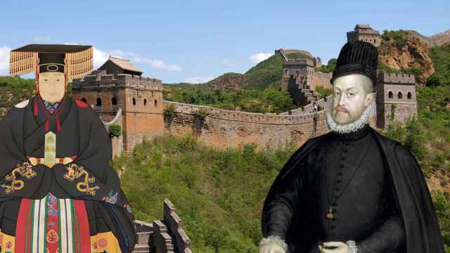Una ilustración de Felipe II, la muralla china y un miembro de la dinastía Ming.