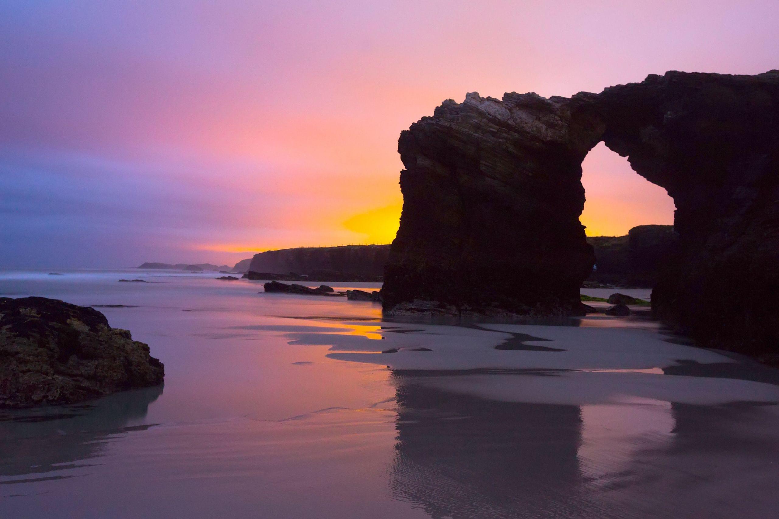 Amanecer en la playa das Catedrais, Ribadeo. Foto: Shutterstock