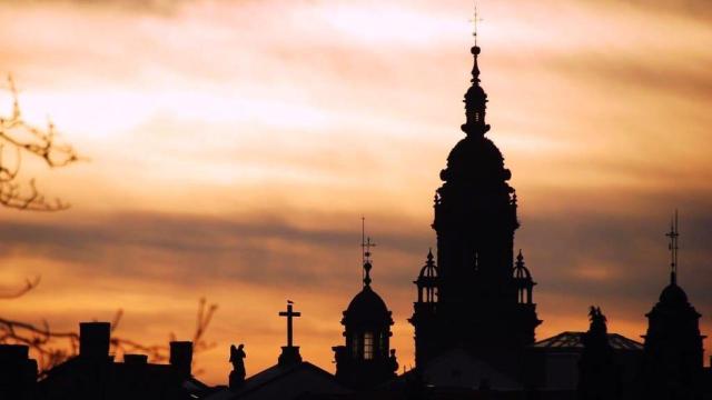 Amanecer sobre el skyline de la Catedral de Santiago de Compostela. Foto: Sunrise Sunset Times Lookup