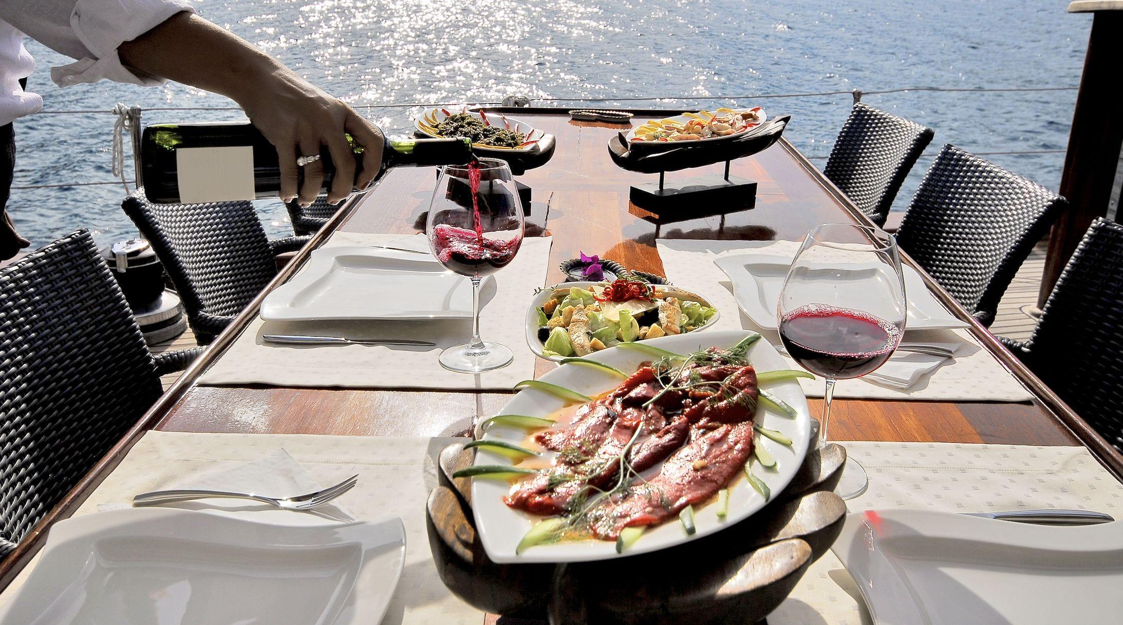 Mesa en la cubierta de un crucero.