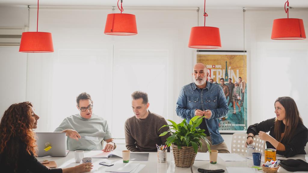 Álex Pina, Esther Martínez Lobato, Pedro Alonso, David Oliva y yo en la sala de guion de Vancouver.