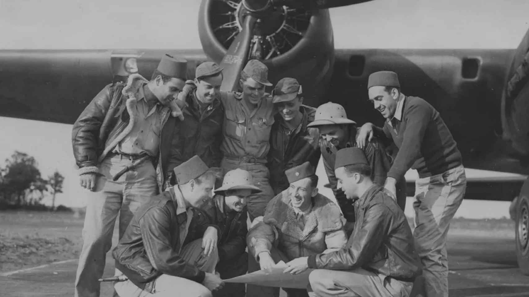 La increíble historia del Bloody Hundredth: los pilotos de la II Guerra Mundial que inspiran 'Los amos del aire'
