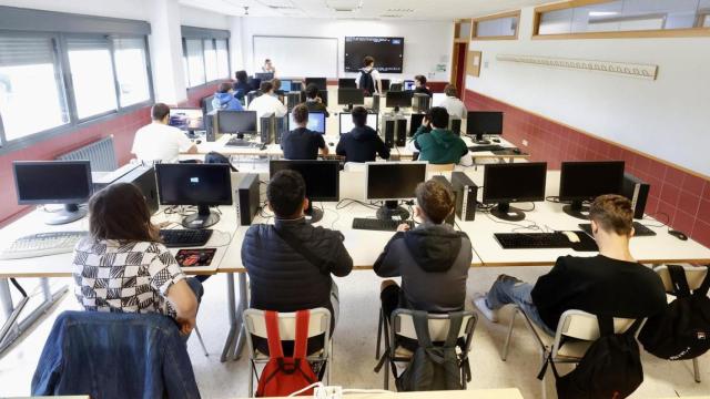 Varios alumnos durante una clase.