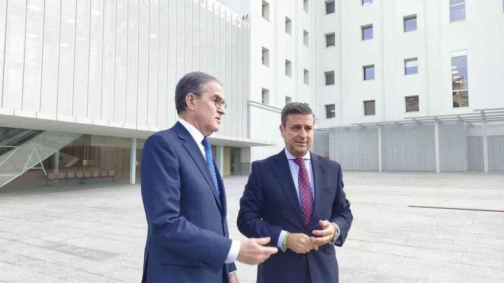 El presidente del TSXG, José María Gómez y Díaz-cstroverde, y el juez decano de Vigo, Germán Serrano (d), a las puertas de la Ciudad de la Justicia de Vigo.