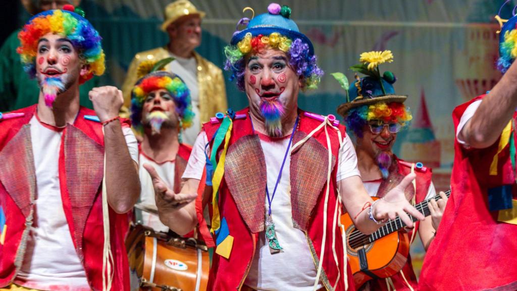 Quiero hacer una comparsa, pero mi hermano no quiere.