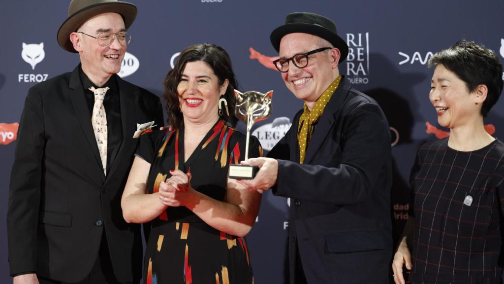 El director Pablo Berger (2d) y su equipo tras recibir el Feroz a mejor película de comedia por Robot Dreams, durante la gala de la undécima edición de los Premios Feroz /Foto: EFE/Mariscal