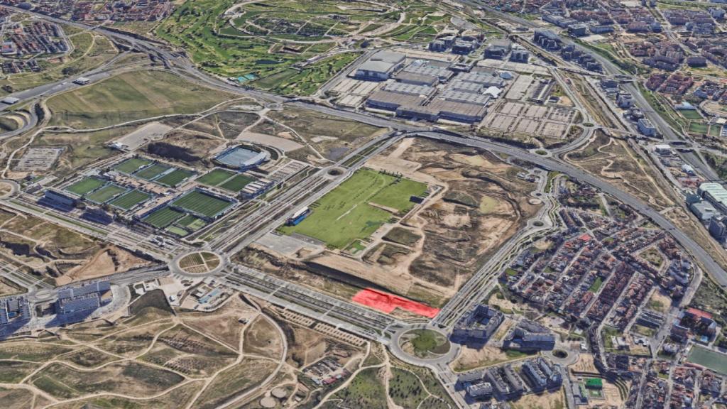 Sombreado en rojo, la parcela puesta en venta por el Ayuntamiento de Madrid en una zona de Hortaleza junto al futuro circuito de Fórmula 1.