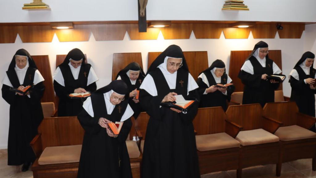 Religiosas de Benigánim en el rezo de las Laudes del día. EE