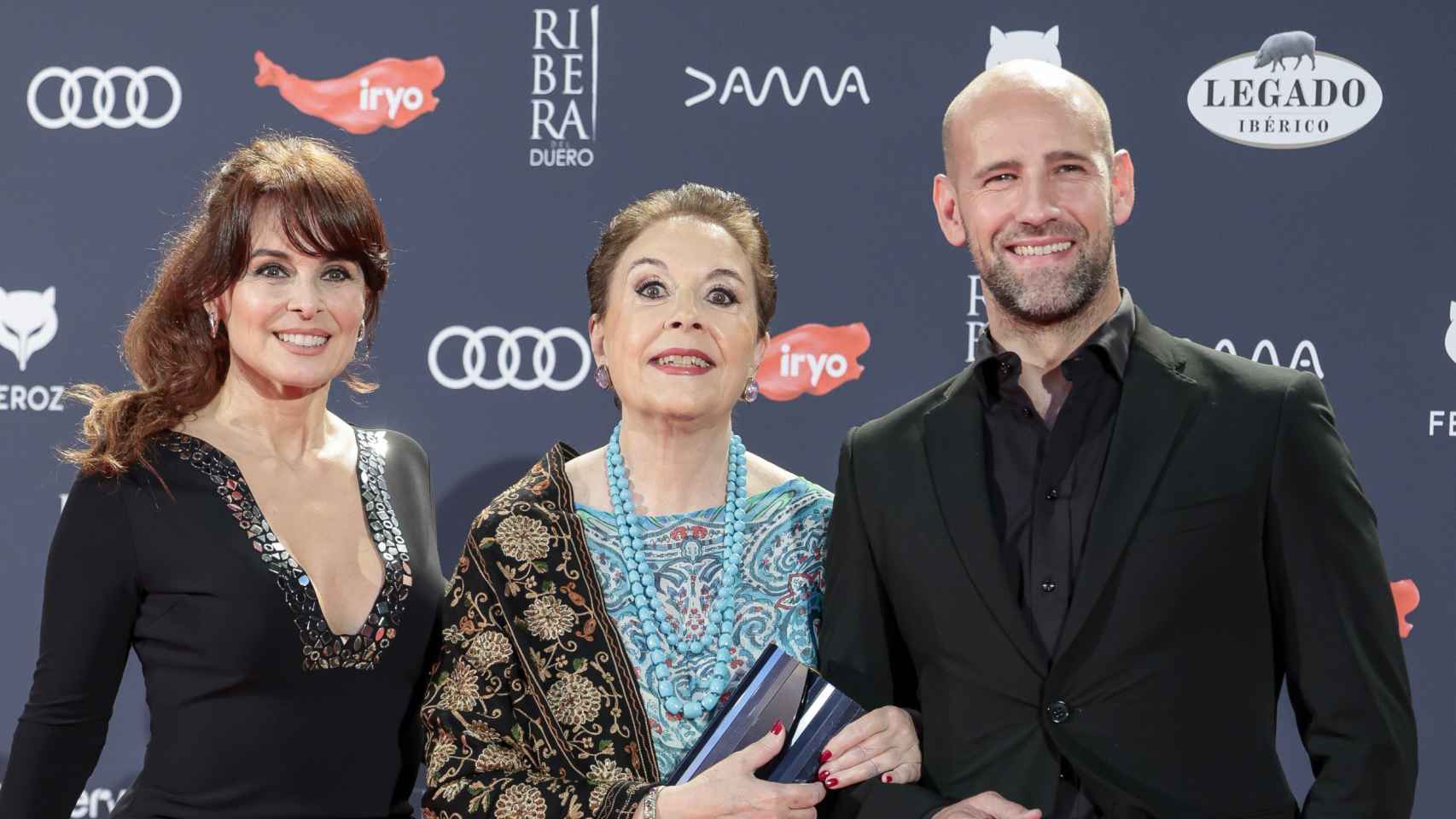Silvia Marsó junto a Mónica Randall y Gonzalo Miró en el 'photocall' de los Premios Feroz.
