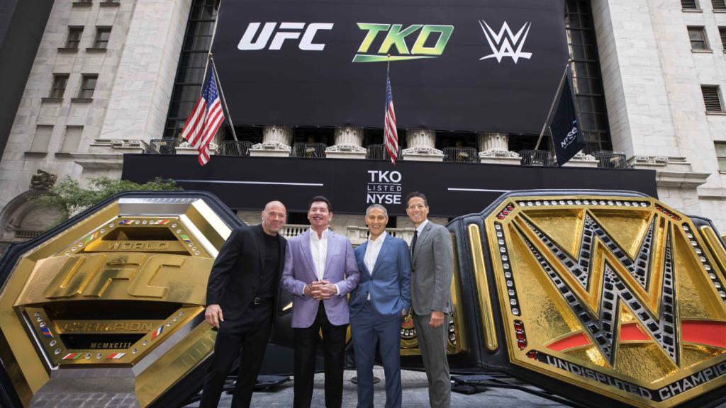 Vince McMahon, en el medio, durante la salida a bolsa de TKO