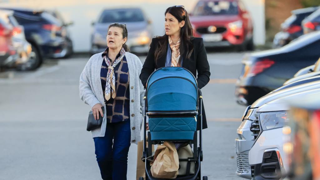 Gabriela Guillén realizando unas compras por Madrid.