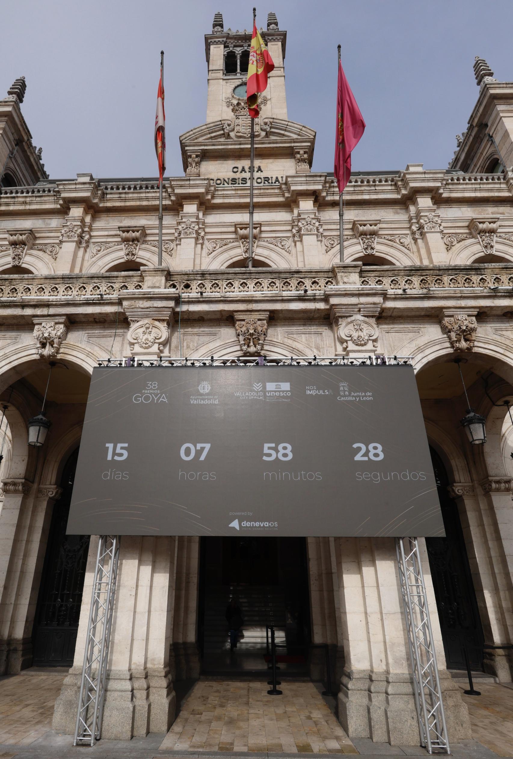 Pantalla gigante en la fachada del Ayuntamiento de Valladolid por la gala de los Goya que se celebrará en la ciudad el próximo 10 de febrero