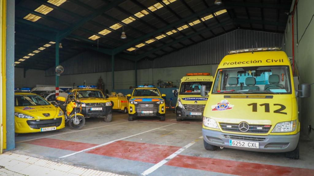 Parque Móvil completo de la Agrupación de Voluntarios de Protección Civil Santa Marta tras la entrega del nuevo vehículo pickup.