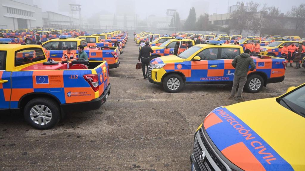 Momento de la entrega de los nuevos vehículos por parte de la Junta de Castilla y León.