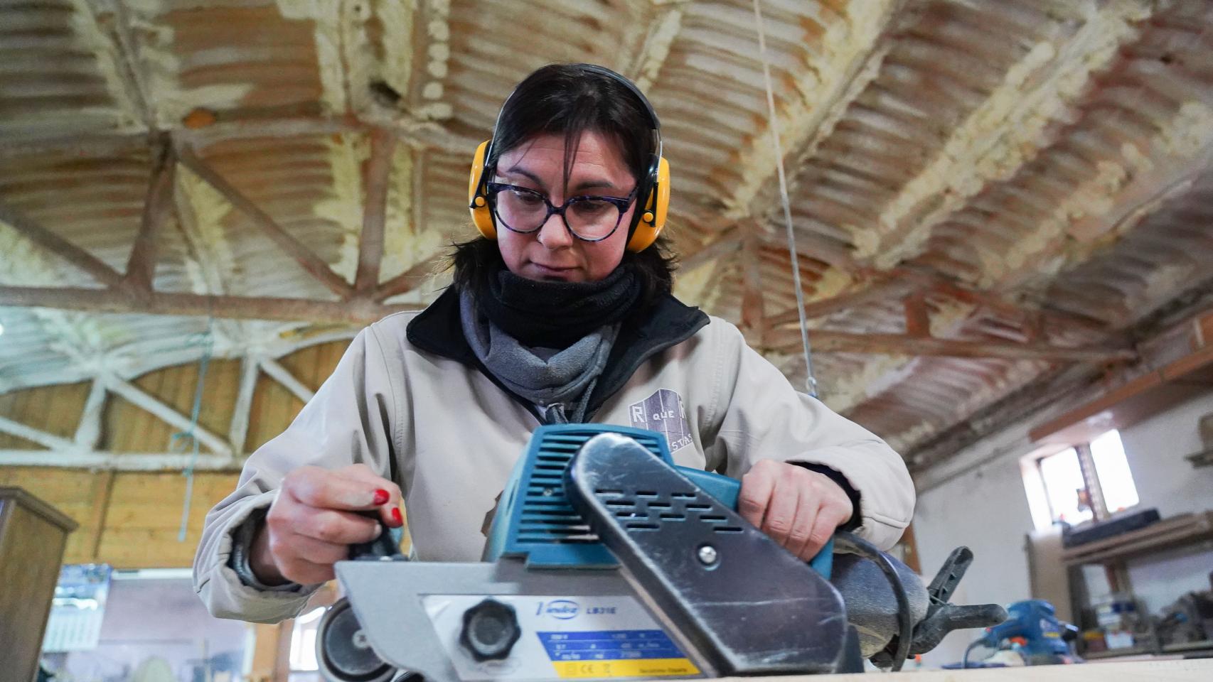 La copropietaria de RqueR Ebanistas, Ruth María Caballero, en su taller ubicado en Mansilla Mayor (León)