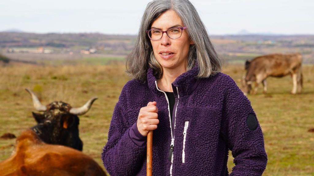 La emprendedora leonesa Flor León Martín, junto a una de sus reses de la Ganadería Navafría