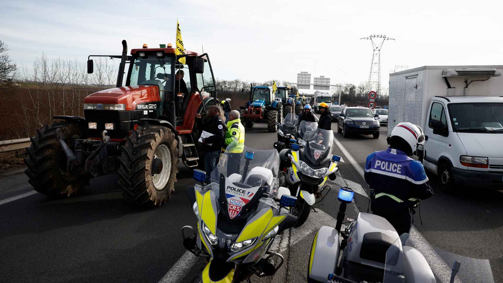 Agricultores bloquear una autopista en Francia.