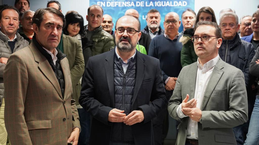 Firma del manifiesto por la igualdad por parte de los alcaldes del Partido Popular de la provincia de León. En la imagen, el alcalde de Ponferrada, Marco Morala junto a Juan Carlos Suárez-Quiñones y al procurador Ricardo Gavilanes