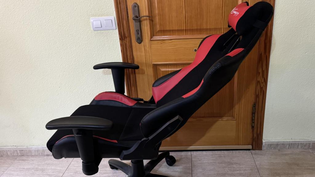 Silla Genesis Nitro 550 con el respaldo reclinado
