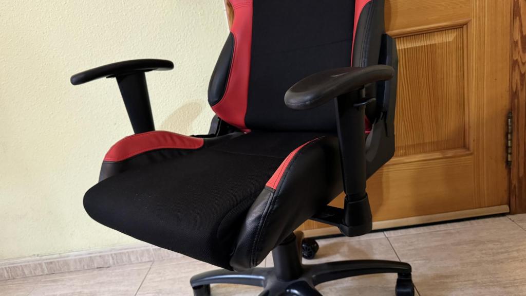 Asiento y reposabrazos de la silla Genesis Nitro 550