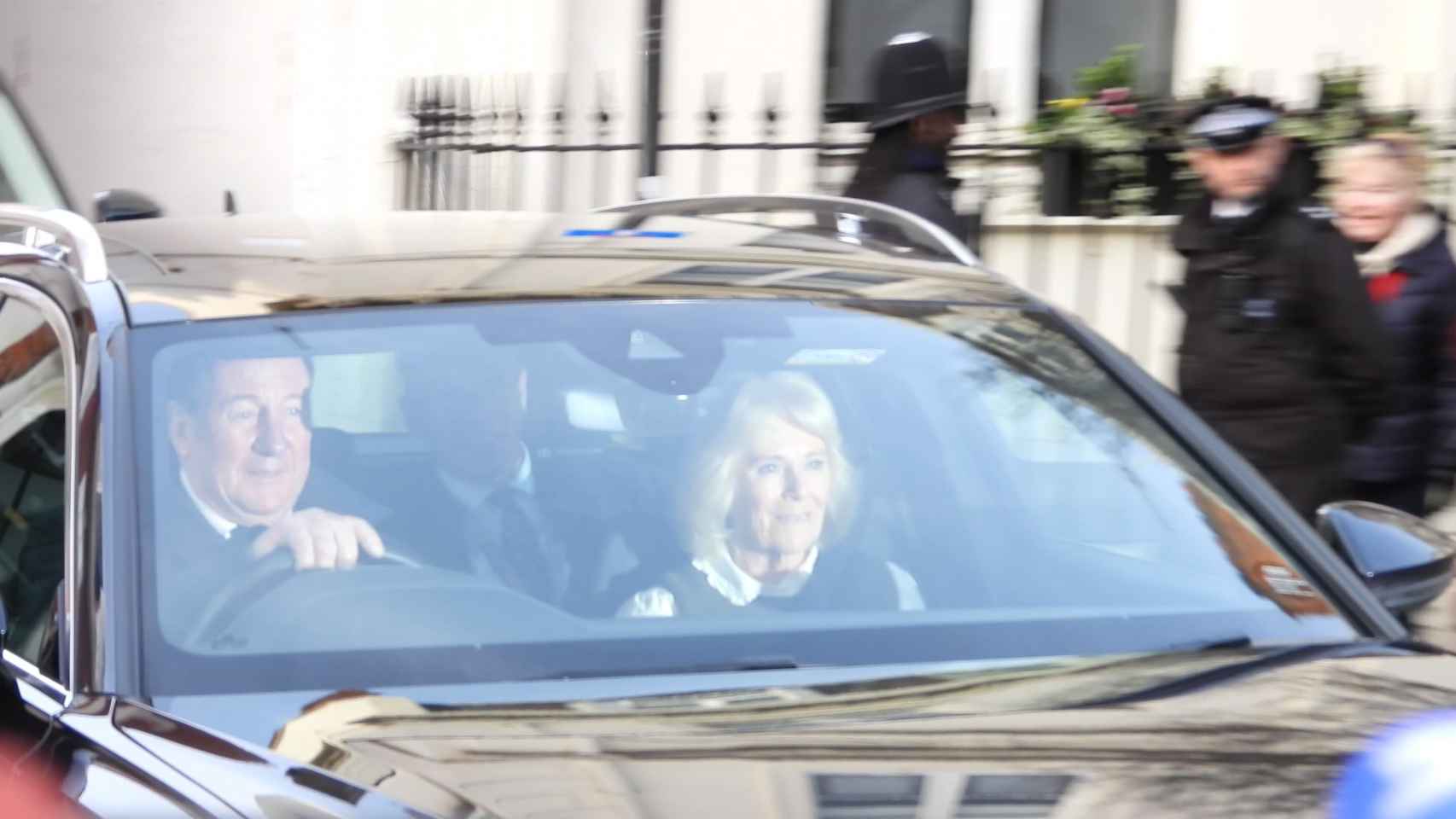 La reina consorte Camila saliendo del hospital de Londres, este sábado 27.