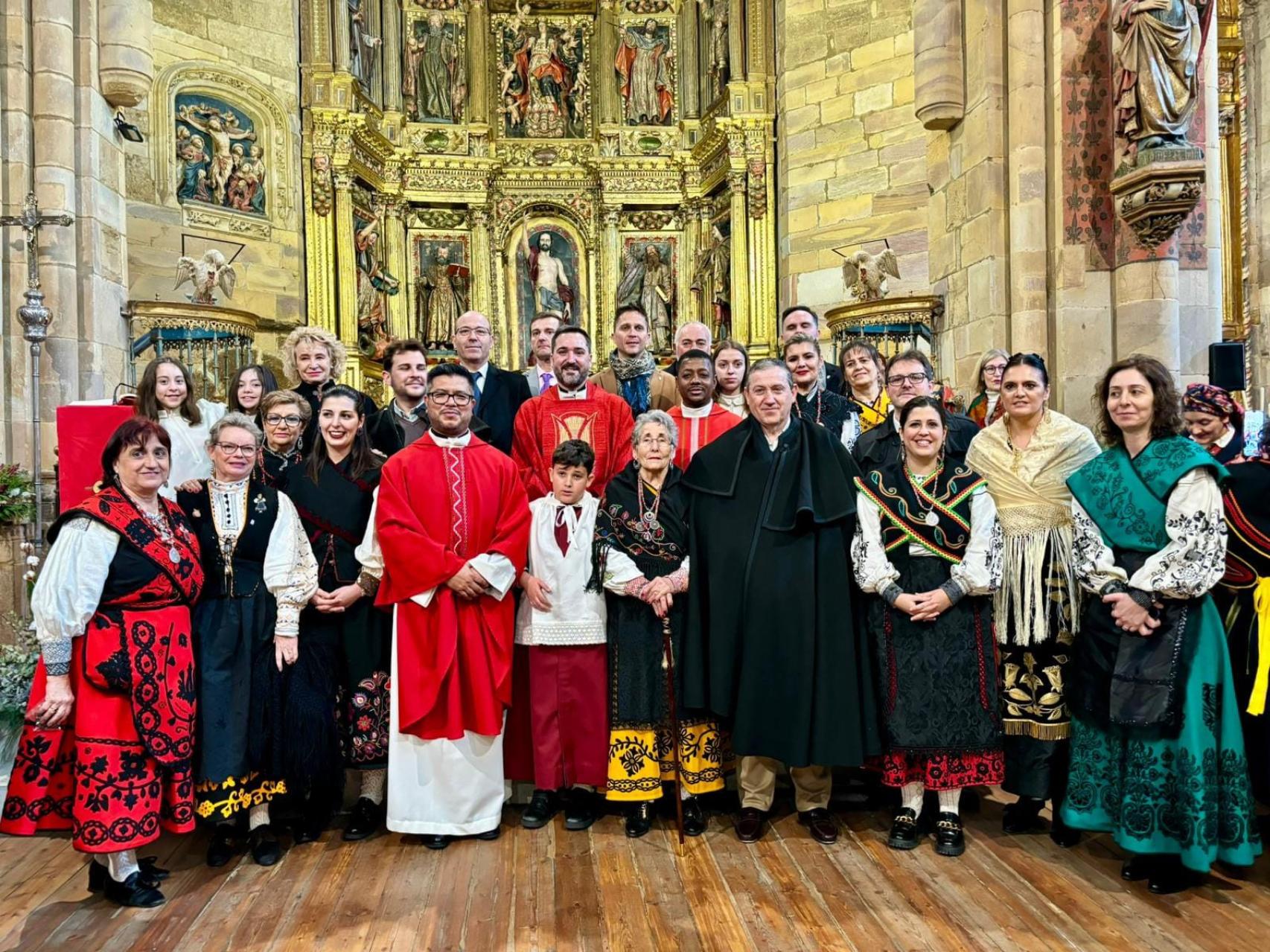 Foto de familia en la tradicional misa celebrada en la iglesia de Santa María del Azogue con motivo del séptimo Encuentro Provincial de las Águedas